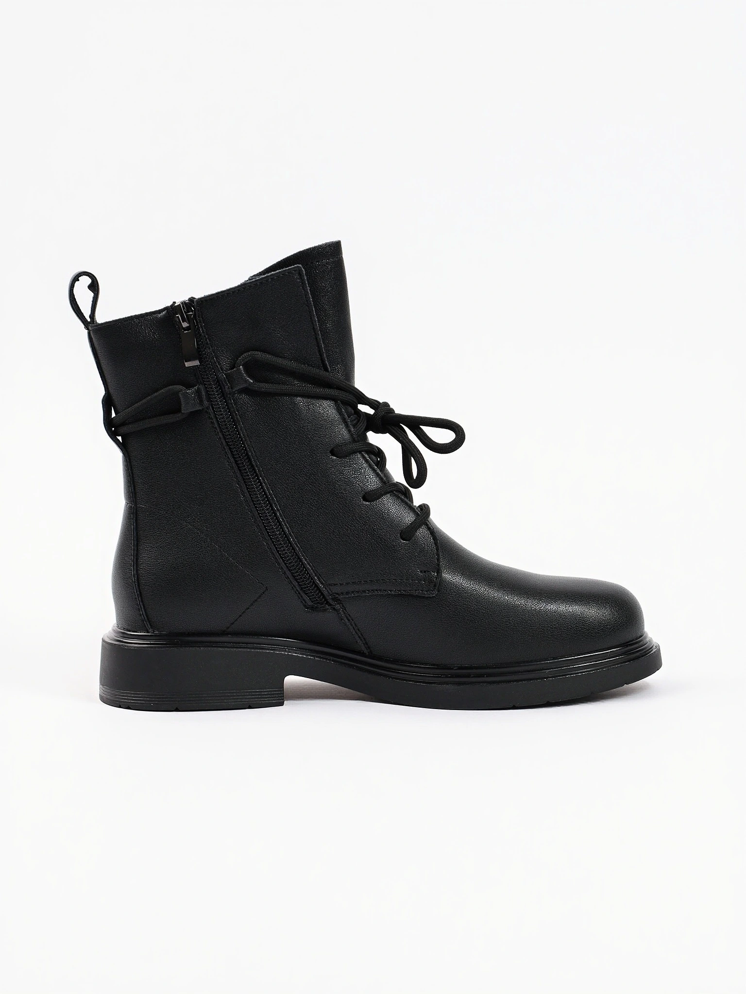 Ботинки-дерби черного цвета из натуральной кожи